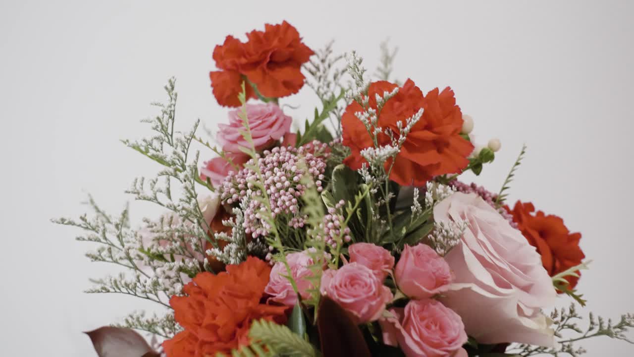 un hermoso arreglo de cerámica para febrero