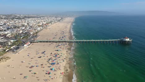 Vista-Panorámica-Aérea-Sobre-El-Muelle-De-La-Playa-De-Manhattan-Durante-El-Verano-En-California,-Estados-Unidos