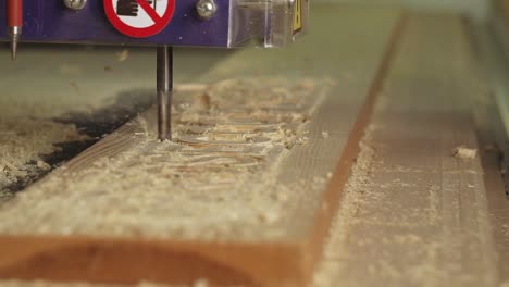 astillas de madera que vuelan desde una máquina de corte industrial en cámara lenta