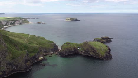 Puente-De-Cuerda-Carrick-a-rede,-Parte-De-La-Ruta-Costera-De-La-Calzada-En-La-Costa-Norte-De-Irlanda-Del-Norte