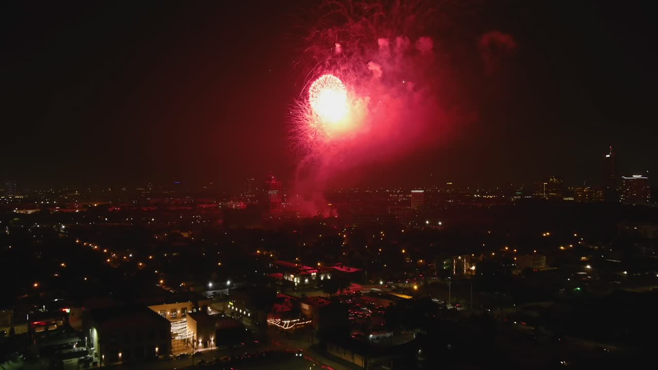 antena de fuegos artificiales del 4 de julio en houston por la noche