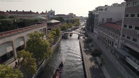 Majestuosa-Ciudad-De-Aveiro-Con-Hermosos-Canales-De-Agua-Y-Edificios,-Vista-Aérea