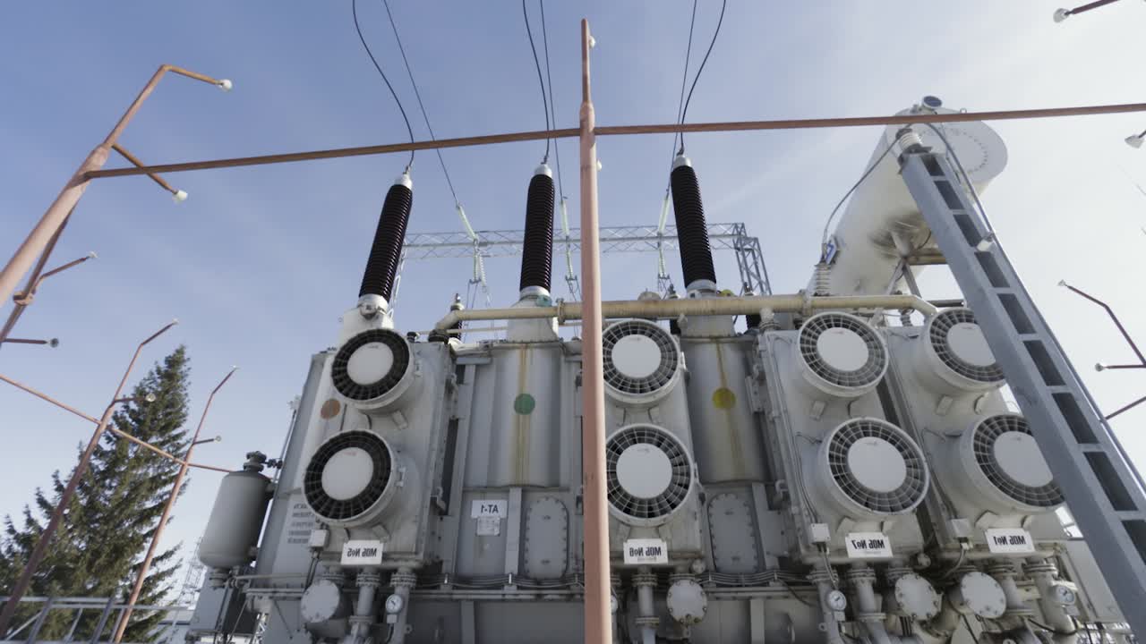 큰 전기 변압기 의 외관