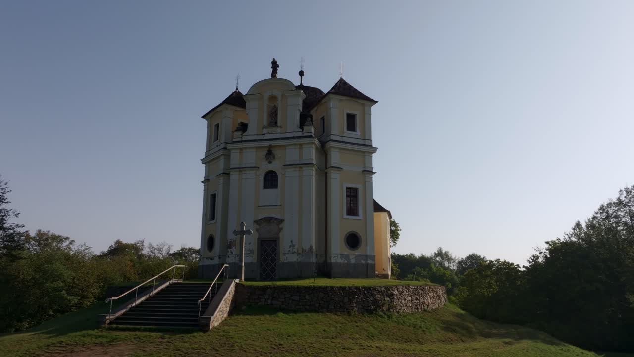 Foreste e colline tranquille circondano la chiesa di Kostel sv. Jana, Smolotely