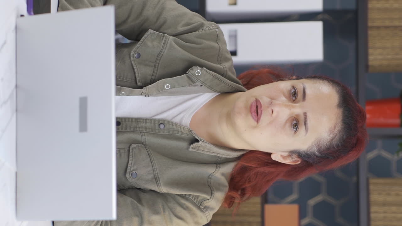 video vertical de una mujer de negocios aburrida e infeliz.