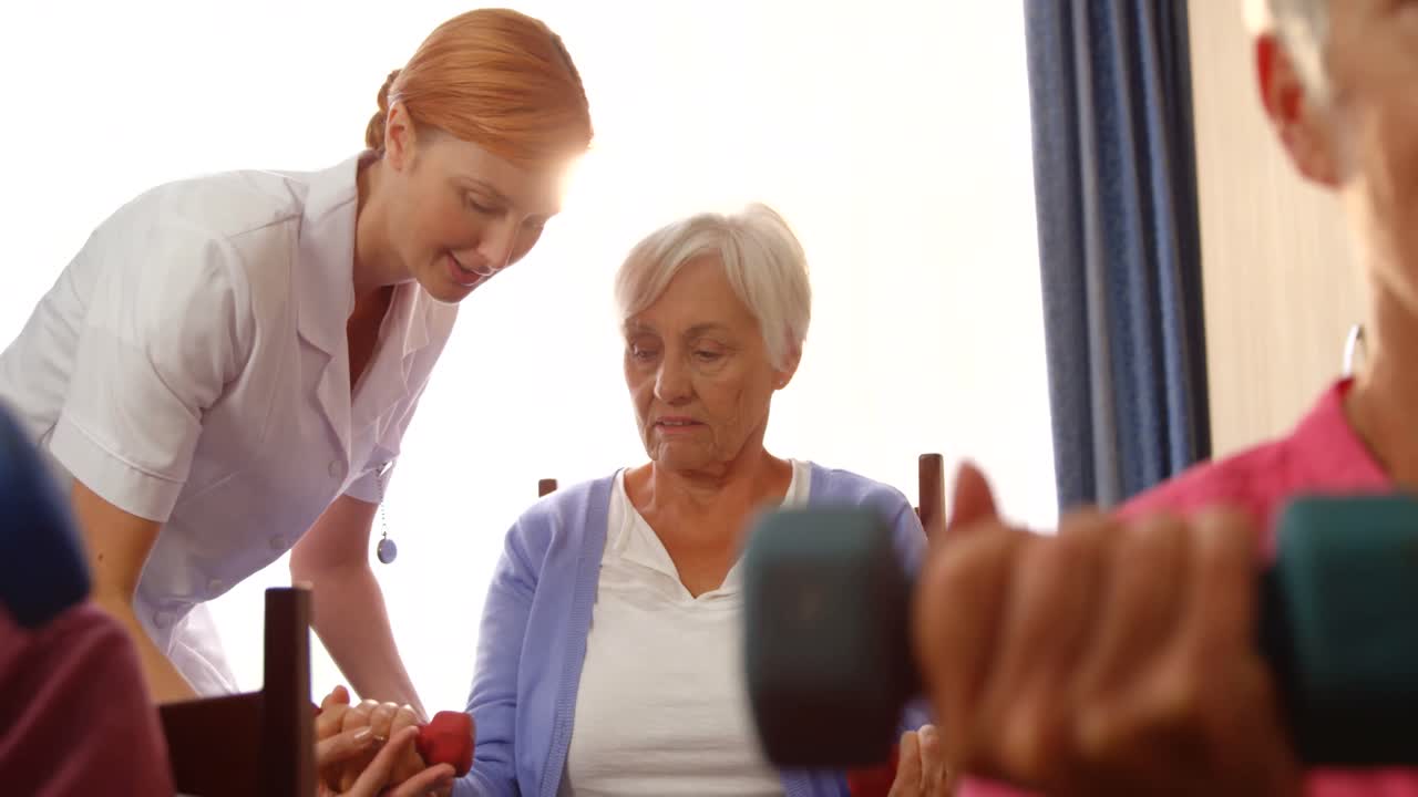 노인 들 을 운동 으로 도와 주는 치료사