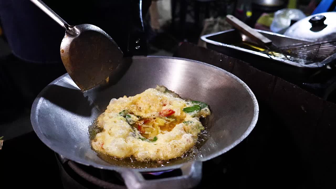 ウォックでオムレットを調理する