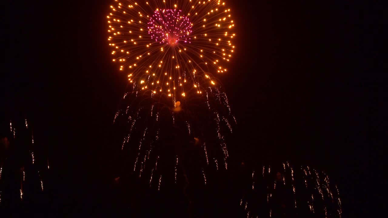 축제에서 축하하기 위해 밤에 아름다운 다채로운 불 작품 전시