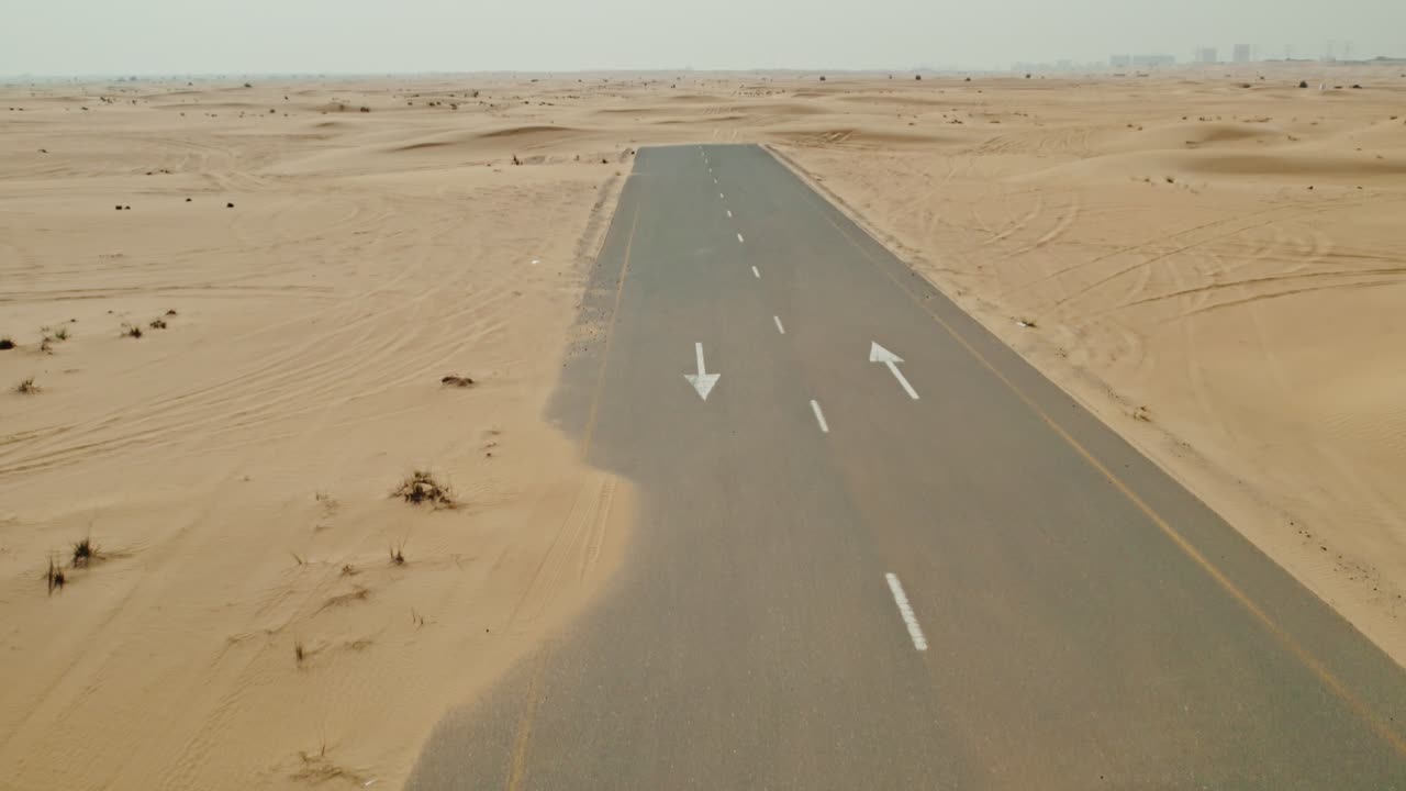 모래 언덕 속의 사막 도로