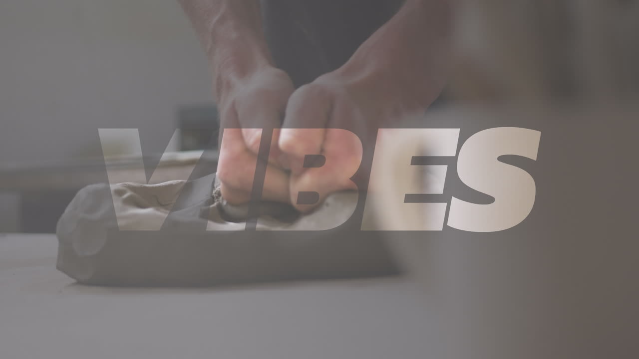 진동의 애니메이션 텍스트 카우카시안 남자의 손이 도자기를 형성