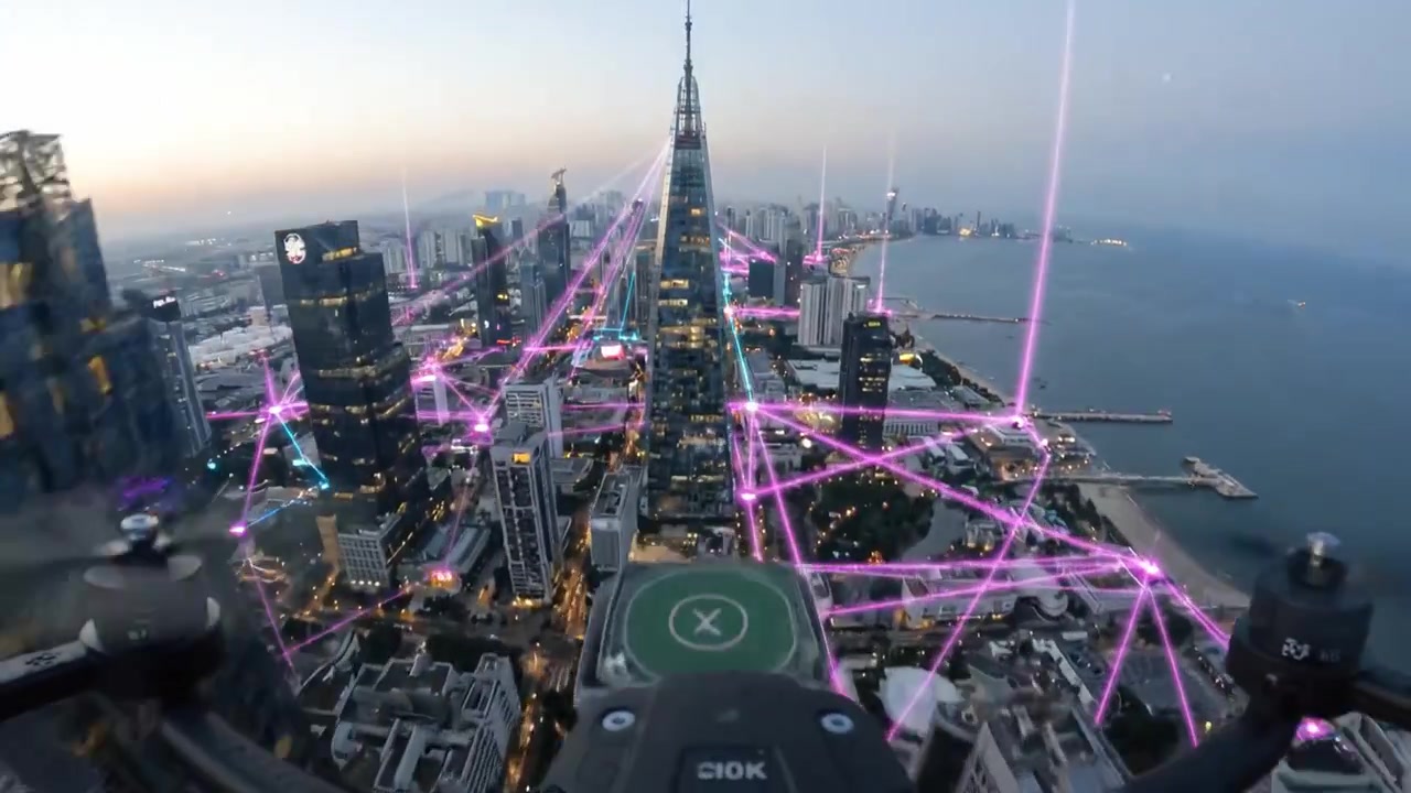 Vista aerea di grattacieli al tramonto con scie luminose colorate che rappresentano la connettività su un paesaggio urbano moderno