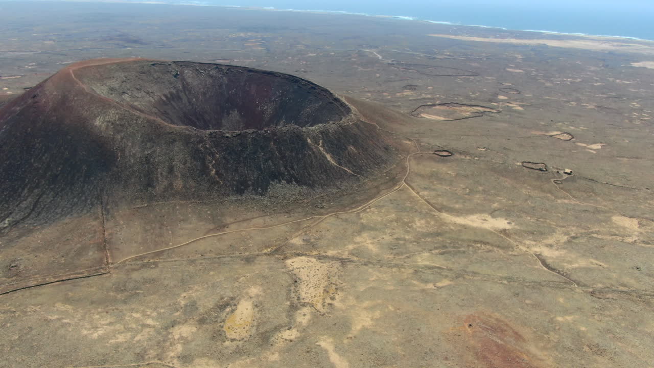 푸에르테벤투라 섬의 칼데론 혼도 화산에 대한 영상을 폐쇄하는 공중 드론