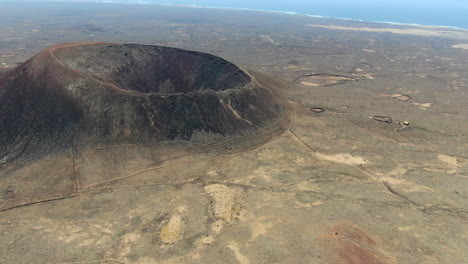 drone aéreo cerrando imágenes del volcán calderón hondo en la isla de fuerteventura