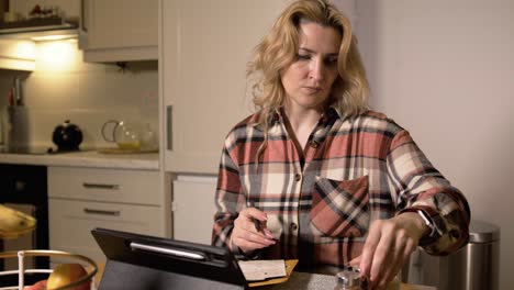 Mujer-Haciendo-Una-Lista-De-Especias-En-Su-Cocina.