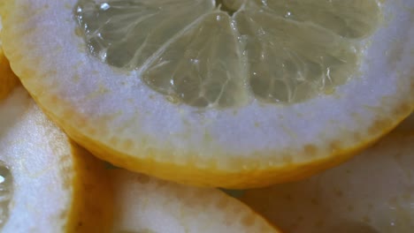 las rebanadas de frutas de limón girando