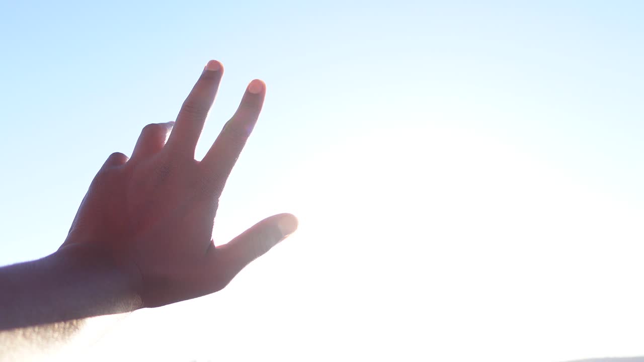 태양을 향해 손을 는