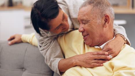 feliz, pareja de último año y abrazo en el sofá