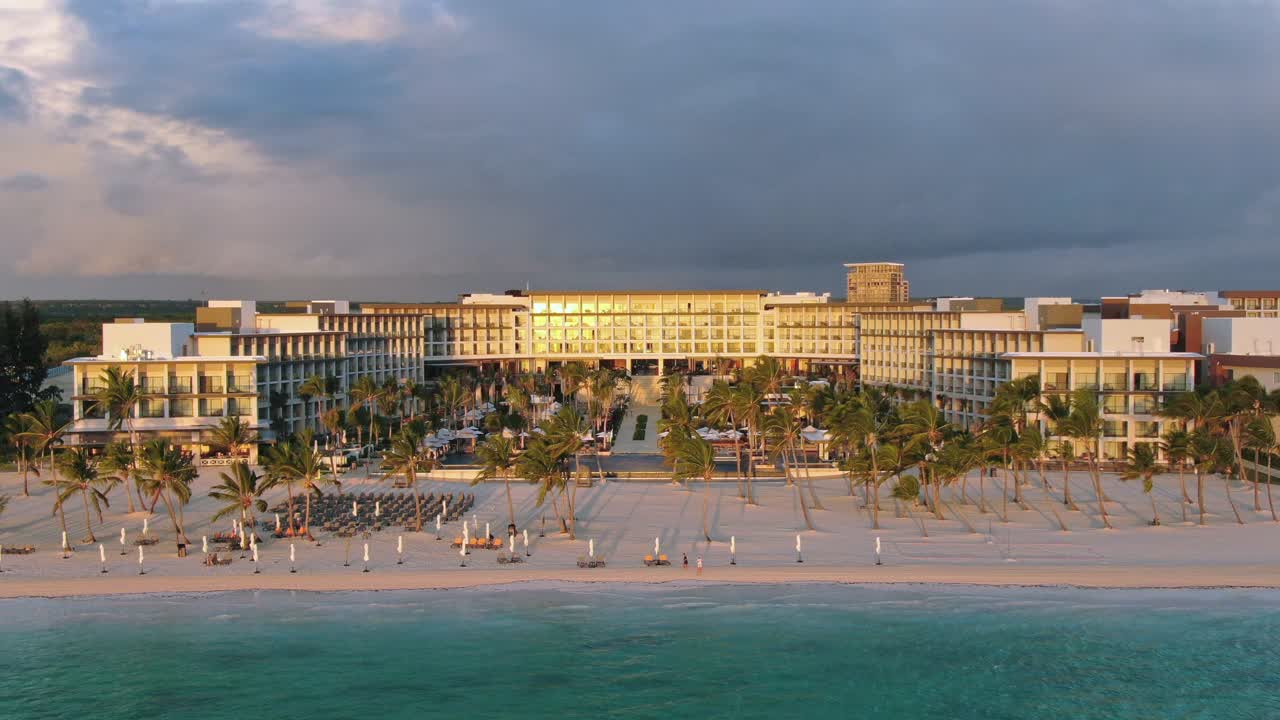 카리브해의 열대 해변, 모래 해변, 고급 휴양지에서 아침 달리기, 야자수와 야외용 데크 의자가 있는 빈 해변의 탁 트인 전망