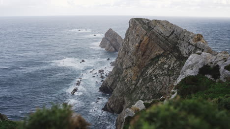 Paisaje-Marino-Escénico-En-Los-Acantilados-De-Cabo-Peñas-En-Asturias-España,-El-Agua-Del-Océano-Choca-Contra-Formaciones-Rocosas-En-La-Costa-De-La-Playa