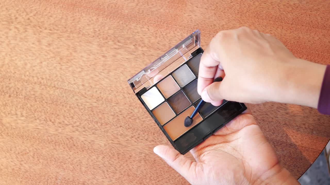 la aplicación de sombra de ojos con un pincel