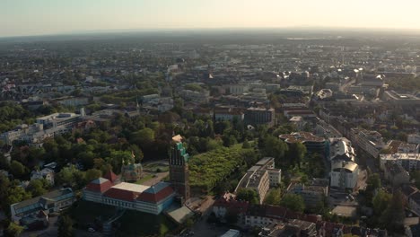 Acercándose-A-Darmstadt-Con-El-Mathildenhoehe-Con-El-Centro-De-La-Ciudad-Al-Fondo-Con-Un-Dron-En-Un-Día-Soleado-De-Verano