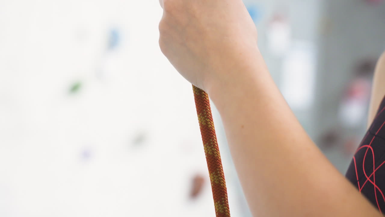 등반 벽 센터의 운동 선수