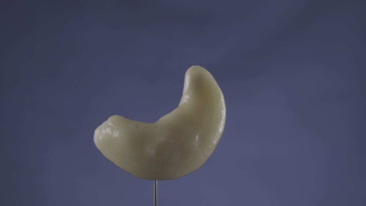 크로마 키를 위해 파란 화면에 루프와 함께 회전하는 캐슈