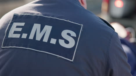 hombre, espalda y paramédico en emergencia