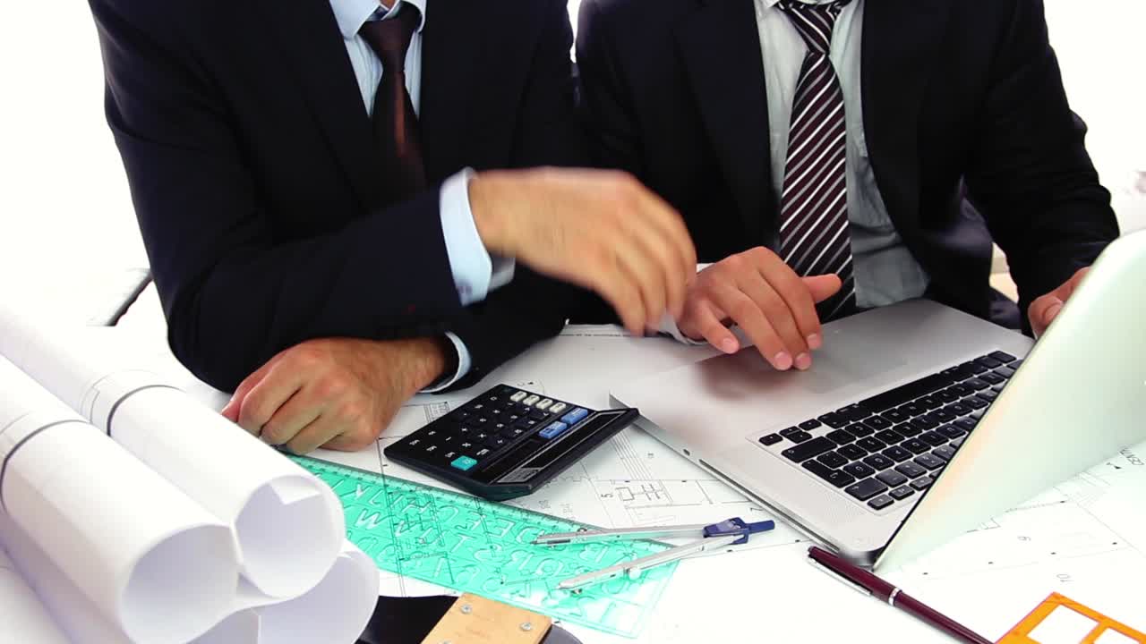 거래를 확인하는 사업가들