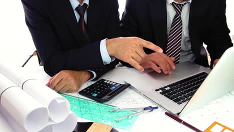 hombres de negocios comprobando el trato