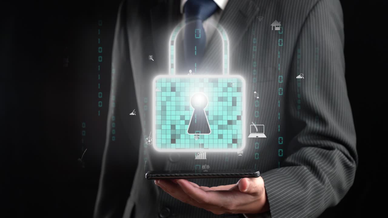 hombre de negocios muestra holograma de gestión de seguridad cibernética tecnología alusiva