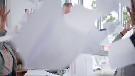 la gente de negocios, el éxito y el gerente lanzan papel