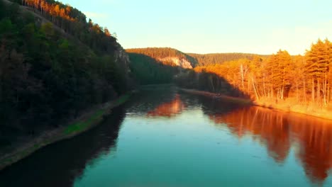 Schöne-Herbstliche-Bilder-Pfade-Und-Pfade-Zum-Erkunden-Und-Wandern-Oder-Trekking-Um-Ruhe-Zu-Erlangen-2