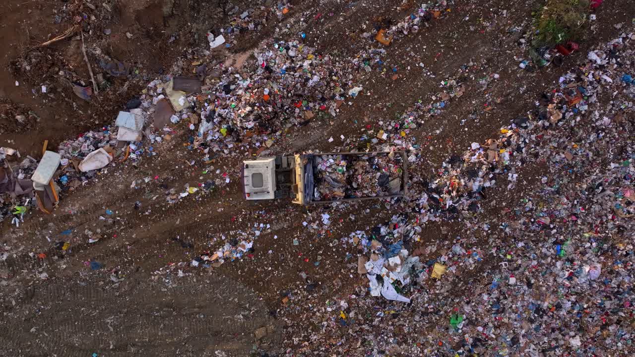 Prospettiva con drone di un enorme cumulo di rifiuti circondato da strade sterrate