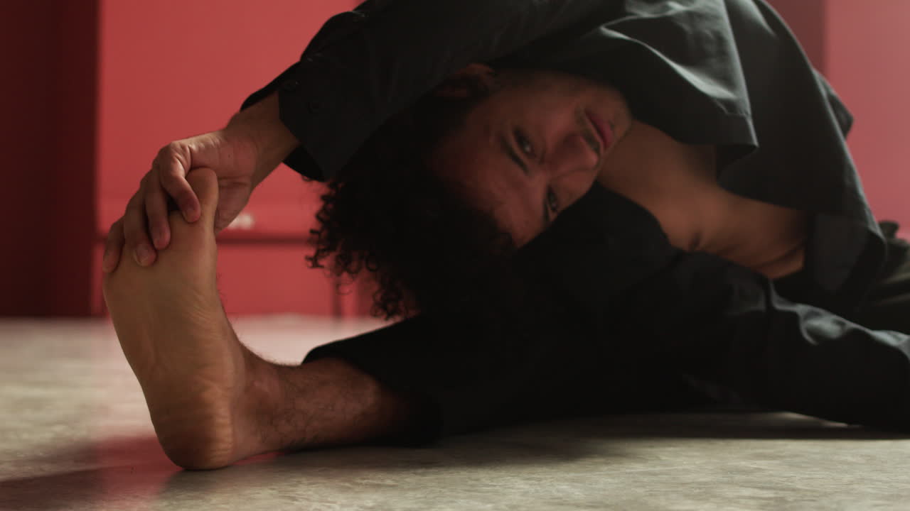 bailarín latino moviéndose en el suelo