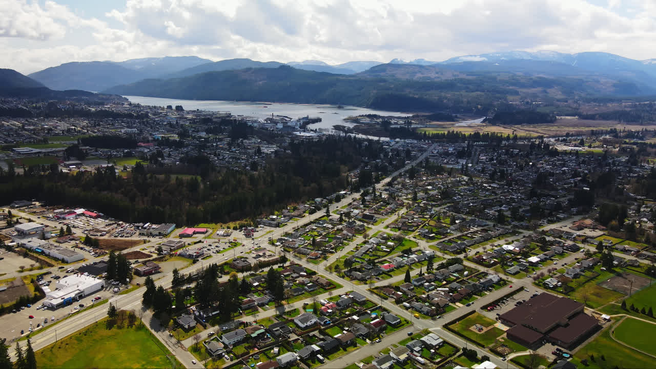 캐나다 브리티시 컬럼비아의 밴쿠버 섬에 있는 포트 알버니 시와 알버니 인렛의 공중 전망