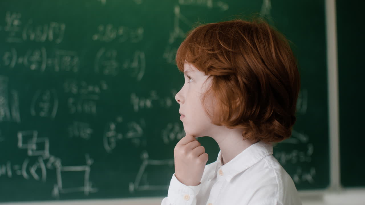 alumno pensativo durante la clase de matemáticas.