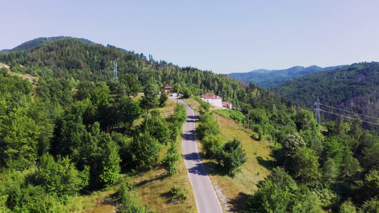 sigue a través de una toma de drone de un camino sinuoso que se mueve a lo largo de las crestas de la cordillera de rodope que conduce a la ubicación de eagle's rock en bulgaria