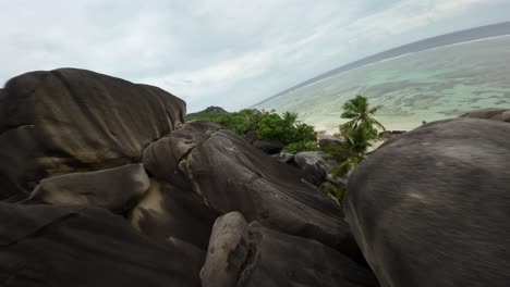 Fpv-Drone-Volando-En-Una-Playa-De-Anse-Source-D&#39;argent-En-Seychelles-En-Una-Isla-Mahe,-Video-De-árboles-Increíbles,-Rocas-De-Seychelles,-Costa-Y-Paisajes-Circundantes-De-Seychelles