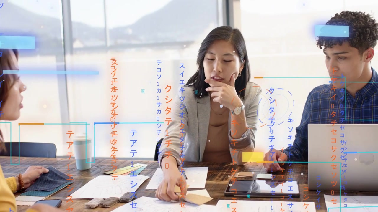 縦型動画：中央の女性が黄色の付箋を渡し、同僚が書類を整理しタブレットを確認する