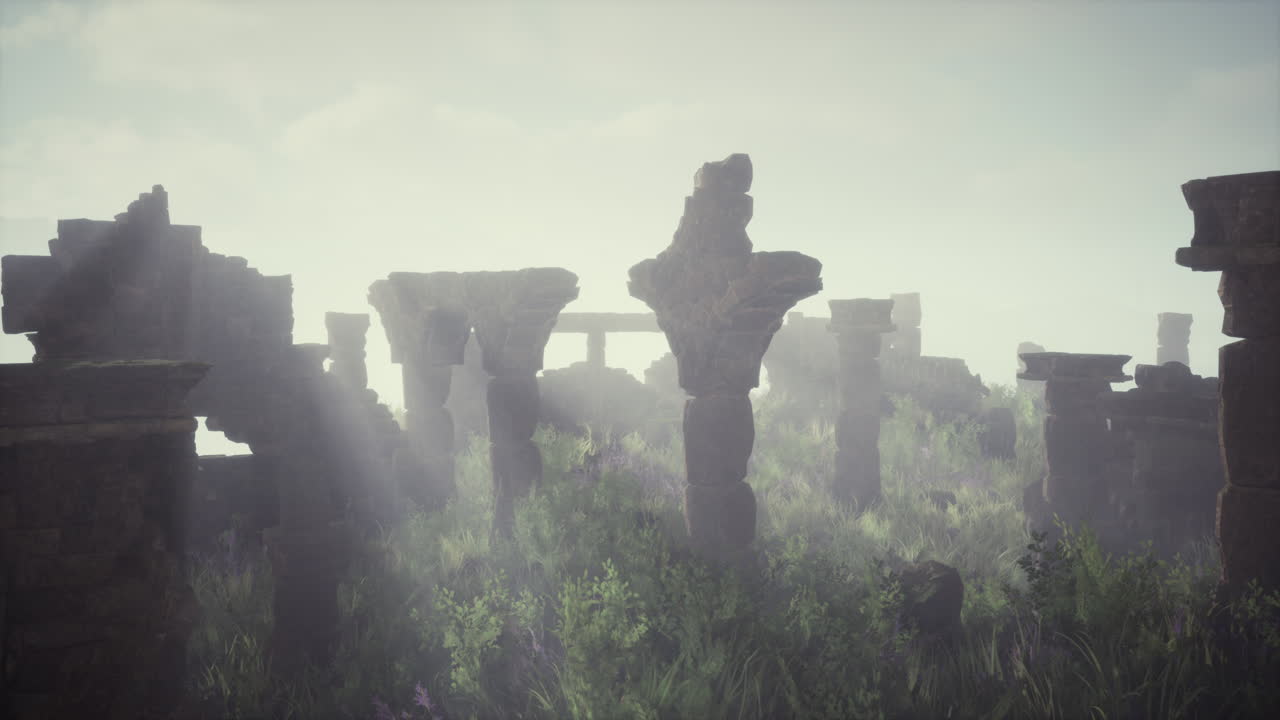 안개로 뒤인 고대 돌로 된 폐허