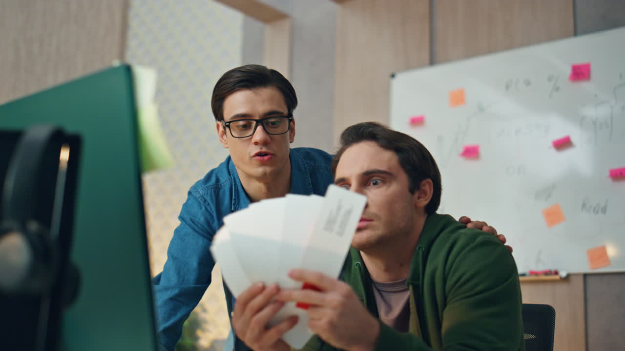 creadores inspirados eligiendo el color en la oficina. dos diseñadores trabajando juntos