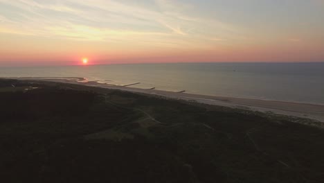 antena: la playa entre vlissingen y dishoek durante la puesta de sol