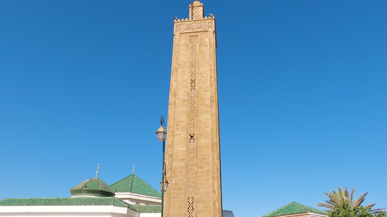 Tilt up view of Shohada Mosque minaret