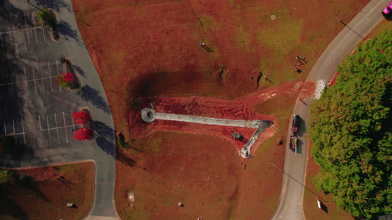 조지아 주 도슨빌 (dawsonville) 의 배수 건설 현장에서 일하는 발굴기 그룹의 위에서 아래로 볼 수 있습니다.