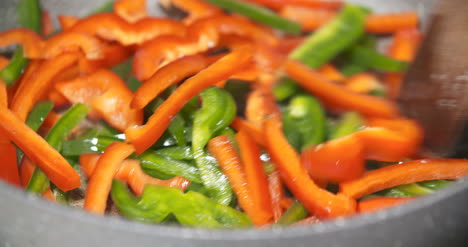 freír verduras saludables en una sartén