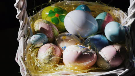 canasta con huevos de pascua decorativos 11