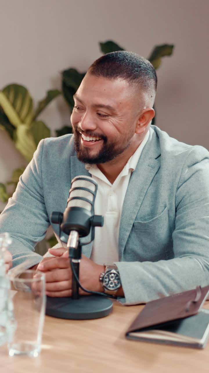 Registrazione podcast con uomo sorridente