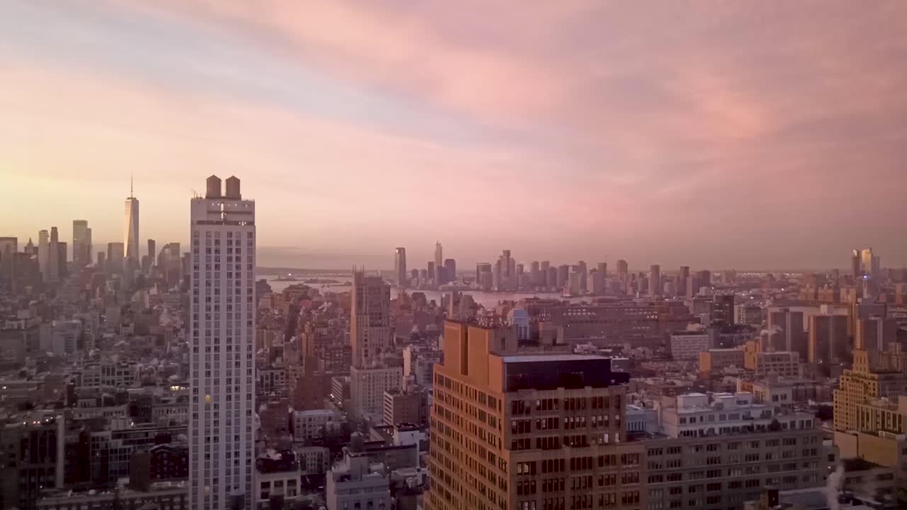 Time-lapse da Ilha de Manhattan ao amanhecer numa manhã fria com vista para o distrito financeiro