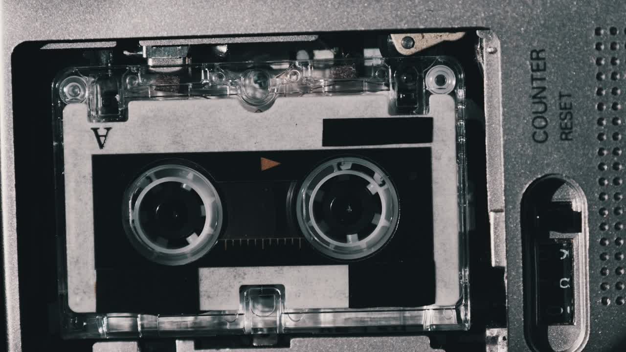 el microcassette gira en un grabador portátil de mano, reproductor de cinta retro